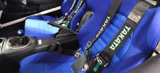 Спортивные сиденья и ремни безопасности